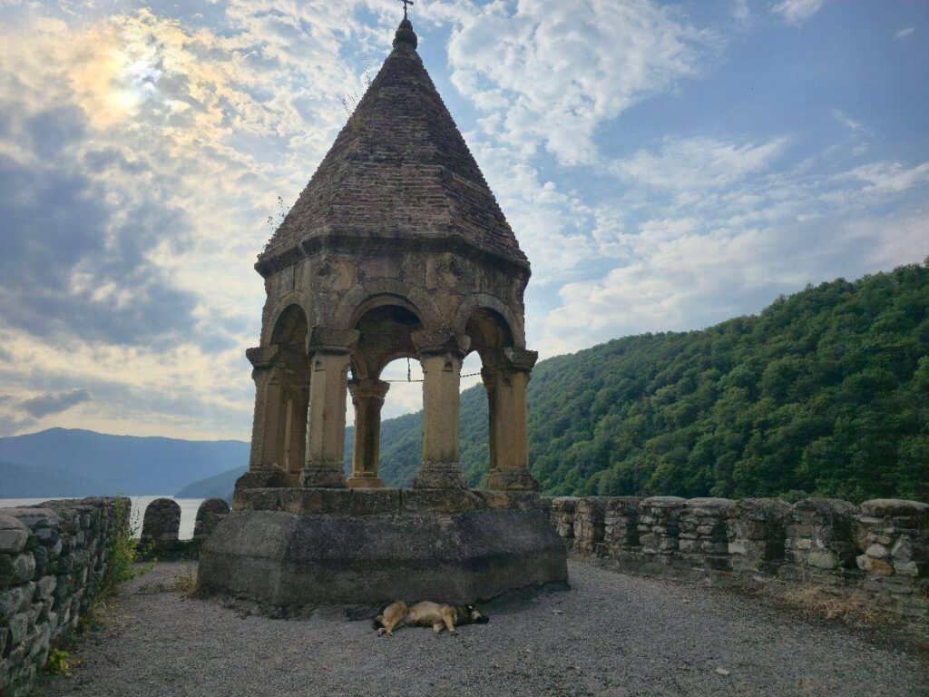 Православна Грузија – меѓу древните храмови и живата вера 7 Ананури 8